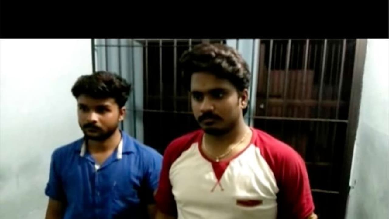 വീണ്ടും സ്വര്ണവേട്ട; ഒന്നരക്കോടിയിലധികം വിലയുള്ള സ്വർണ്ണ ബിസ്കറ്റുകൾ പിടികൂടി വീണ്ടും സ്വര്ണവേട്ട; ഒന്നരക്കോടിയിലധികം വിലയുള്ള സ്വർണ്ണ ബിസ്കറ്റുകൾ പിടികൂടി