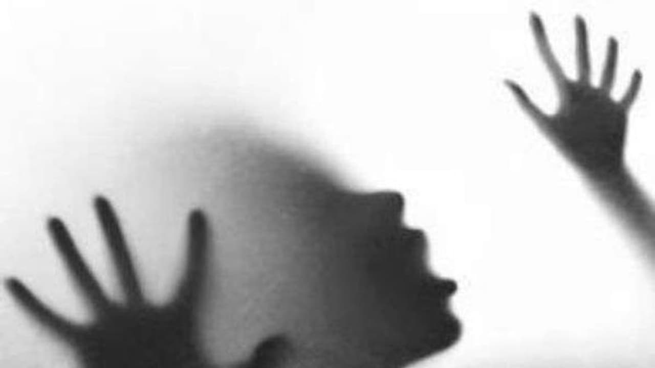 40 கோடிக்காக மனைவியை கொன்ற டாக்டர்... கள்ளக் காதலிக்கு போன் போட்டு சொன்ன பயங்கரம். 40 கோடிக்காக மனைவியை கொன்ற டாக்டர்... கள்ளக் காதலிக்கு போன் போட்டு சொன்ன பயங்கரம்.