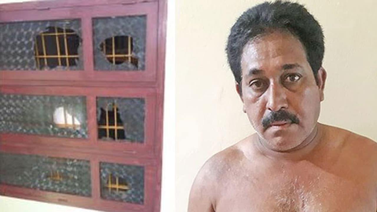 மார்த்தாண்டம் அருகே பரபரப்பு... பள்ளிக்குள் புகுந்து 2 மாணவிகள் உள்பட 4 பேருக்கு சரமாரி அரிவாள் வெட்டு மார்த்தாண்டம் அருகே பரபரப்பு... பள்ளிக்குள் புகுந்து 2 மாணவிகள் உள்பட 4 பேருக்கு சரமாரி அரிவாள் வெட்டு