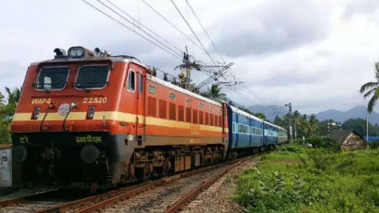 గర్భిణీని.. రైలులో నుంచి తోసేసారు! గర్భిణీని.. రైలులో నుంచి తోసేసారు!