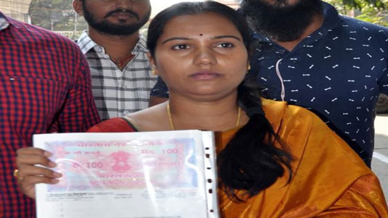 దానంకు చిక్కులు, చింతలకు ఊరట: రెబెల్ గా గోవర్ధన్ రెడ్డి భార్య దానంకు చిక్కులు, చింతలకు ఊరట: రెబెల్ గా గోవర్ధన్ రెడ్డి భార్య