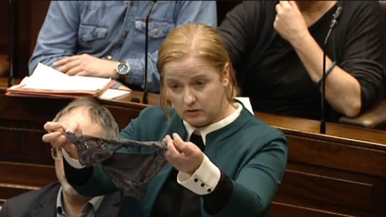 പാര്ലമെന്റില് 'അടിവസ്ത്ര'വുമായി വനിതാ എംപിയുടെ പ്രതിഷേധം പാര്ലമെന്റില് 'അടിവസ്ത്ര'വുമായി വനിതാ എംപിയുടെ പ്രതിഷേധം