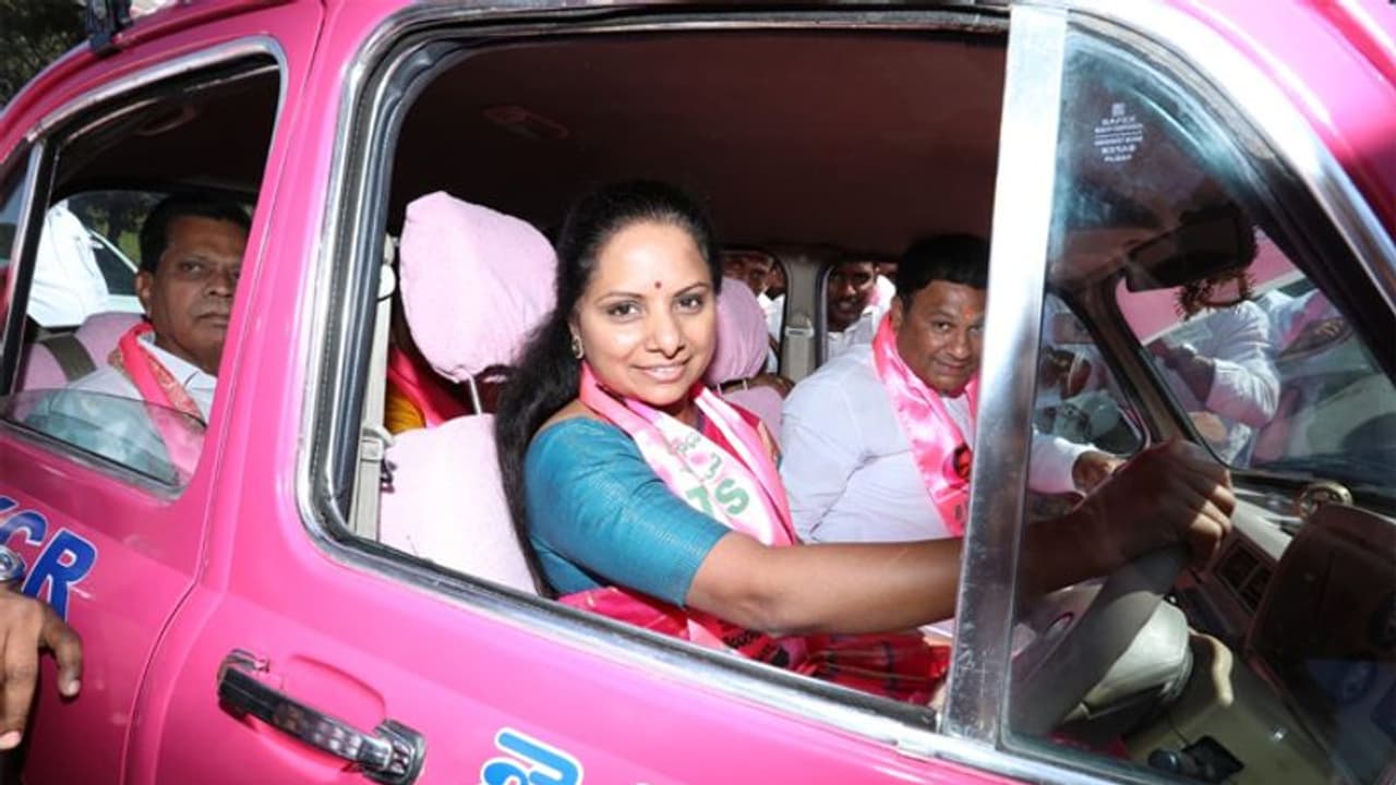 ఎమ్మెల్యే అభ్యర్థి కోసం.. స్వయంగా కారు నడిపిన కవిత ఎమ్మెల్యే అభ్యర్థి కోసం.. స్వయంగా కారు నడిపిన కవిత