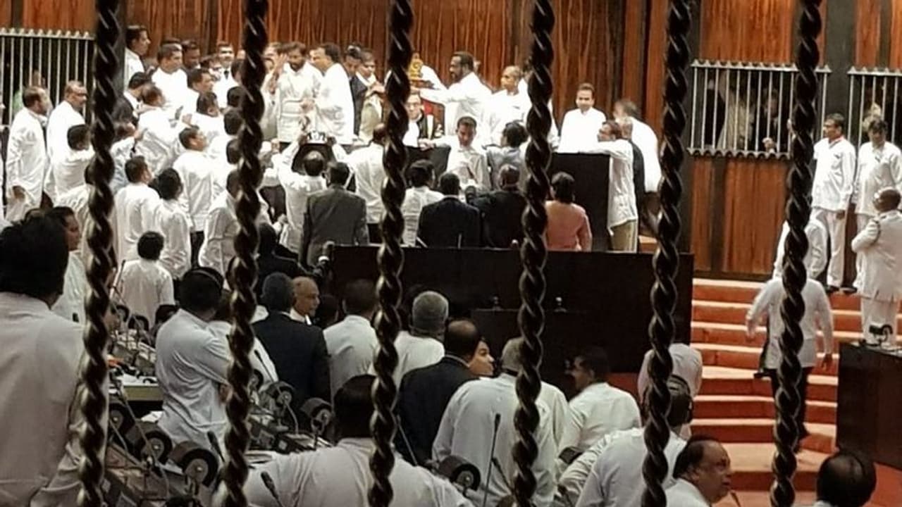 Sri Lanka Crisis: இலங்கை அதிபரின் அதிகாரத்தைக் குறைக்கும் 22வது சட்டத்திருத்தம்: நாடாளுமன்றத்தில் நிறைவேறியது Sri Lanka Crisis: இலங்கை அதிபரின் அதிகாரத்தைக் குறைக்கும் 22வது சட்டத்திருத்தம்: நாடாளுமன்றத்தில் நிறைவேறியது