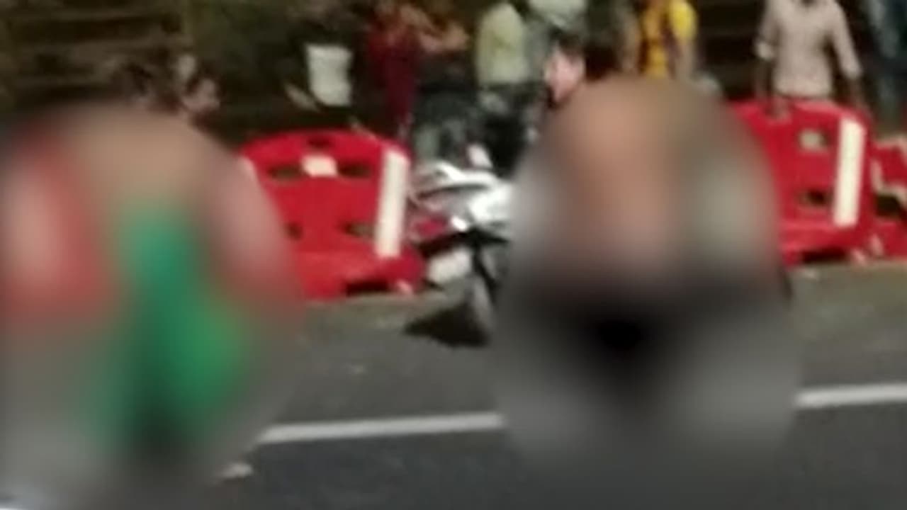 सिग्नेचर ब्रिज पर किन्नरों ने काटा बवाल, वीडियो वायरल सिग्नेचर ब्रिज पर किन्नरों ने काटा बवाल, वीडियो वायरल