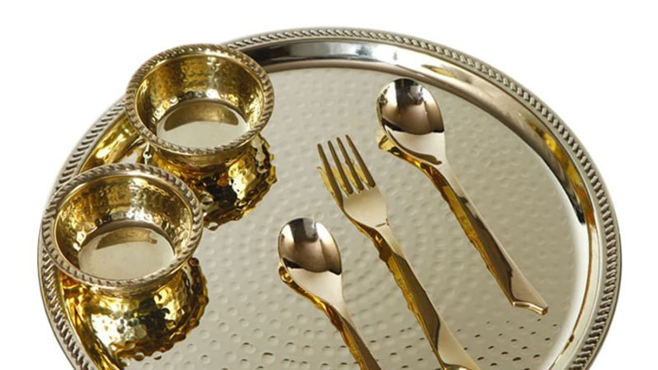 Silver futures decline by Rs 123 due to weak demand