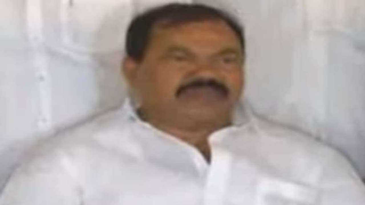 రూ. 10 కోట్లు తీసుకొని దానంపై దాసోజుకు టికెట్టు: క్యామ మల్లేష్ సంచలనం రూ. 10 కోట్లు తీసుకొని దానంపై దాసోజుకు టికెట్టు: క్యామ మల్లేష్ సంచలనం