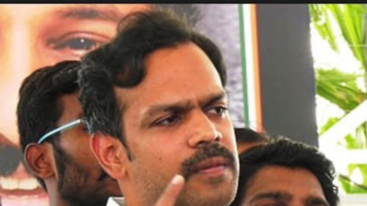 సబిత ఇంద్రారెడ్డి కొడుకు కార్తీక్ రెడ్డికి అహ్మద్ పటేల్ బంపర్ ఆఫర్ సబిత ఇంద్రారెడ్డి కొడుకు కార్తీక్ రెడ్డికి అహ్మద్ పటేల్ బంపర్ ఆఫర్