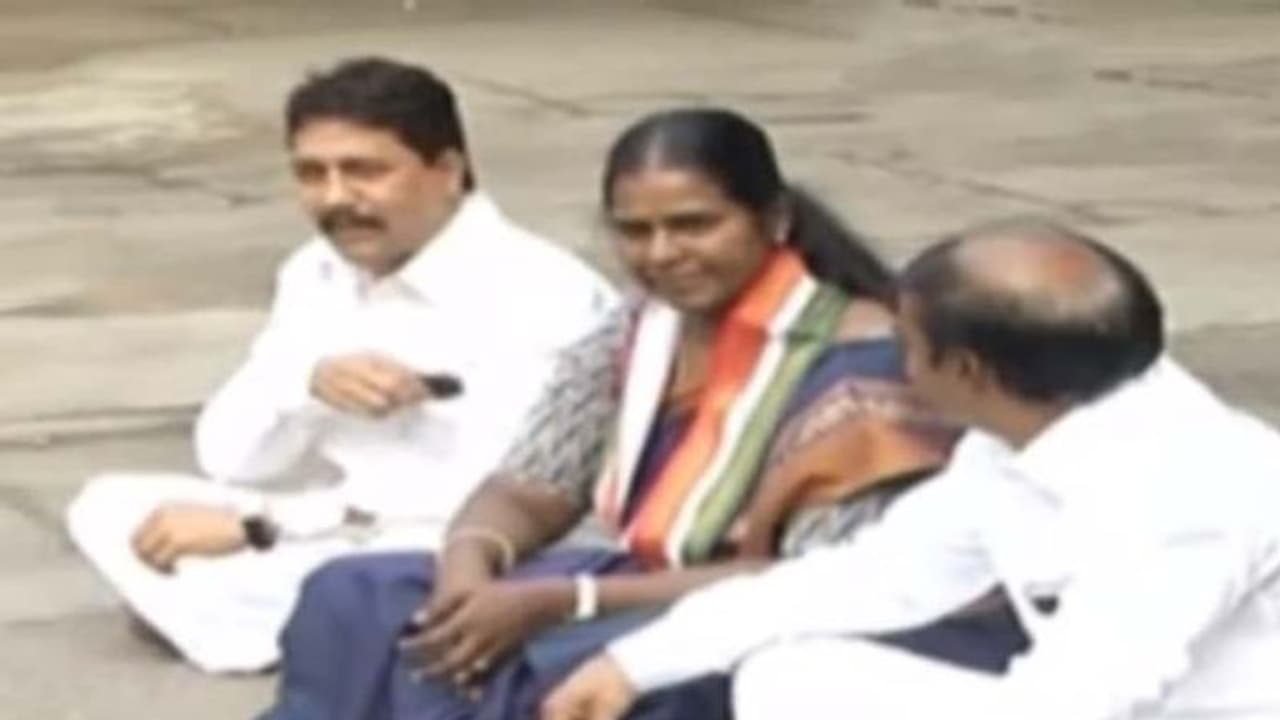 రాహుల్ ఇంటి ముందు బండ కార్తీక్ రెడ్డి బైఠాయింపు