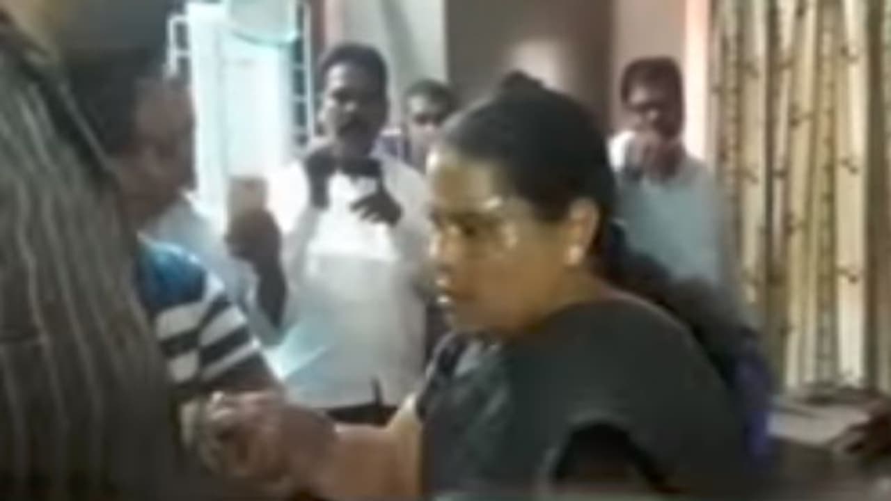 కొత్తగూడెం టికెట్ ఆశించి భంగపడ్డ ఎడవల్లి....కిరోసిన్ పోసుకుని భార్య ఆత్మహత్యాయత్నం కొత్తగూడెం టికెట్ ఆశించి భంగపడ్డ ఎడవల్లి....కిరోసిన్ పోసుకుని భార్య ఆత్మహత్యాయత్నం