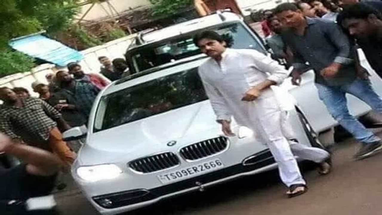 పవన్ కళ్యాణ్ కాన్వాయ్ కి తృటితో తప్పిన ప్రమాదం పవన్ కళ్యాణ్ కాన్వాయ్ కి తృటితో తప్పిన ప్రమాదం