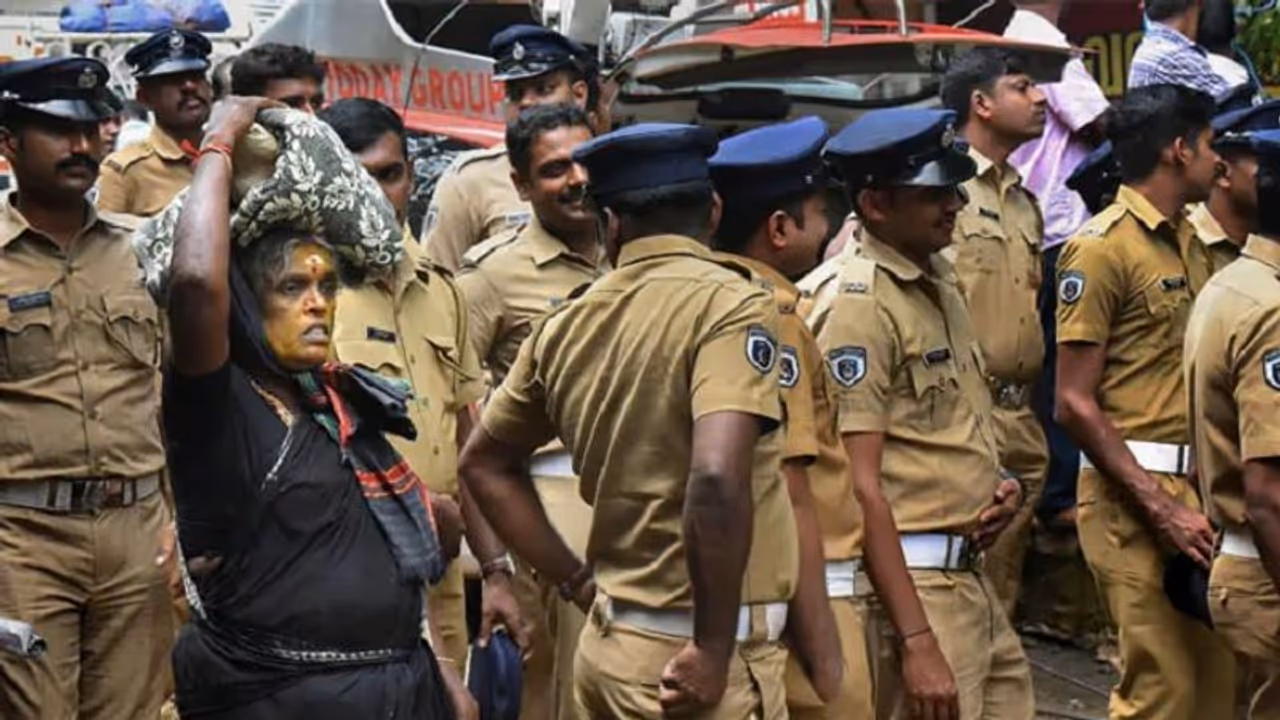 ಶಬರಿಮಲೆಗೆ 2 ದಿನ ಮಹಿಳೆಯರಿಗಷ್ಟೇ ಪ್ರವೇಶ! ಶಬರಿಮಲೆಗೆ 2 ದಿನ ಮಹಿಳೆಯರಿಗಷ್ಟೇ ಪ್ರವೇಶ!