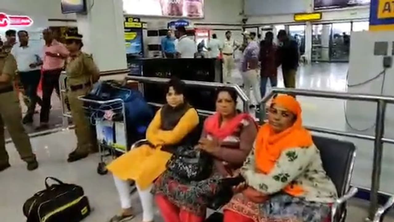 सबरीमला जाने के लिए केरल पहुंची तृप्ति देसाई, हवाई अड्डे पर फंसी सबरीमला जाने के लिए केरल पहुंची तृप्ति देसाई, हवाई अड्डे पर फंसी