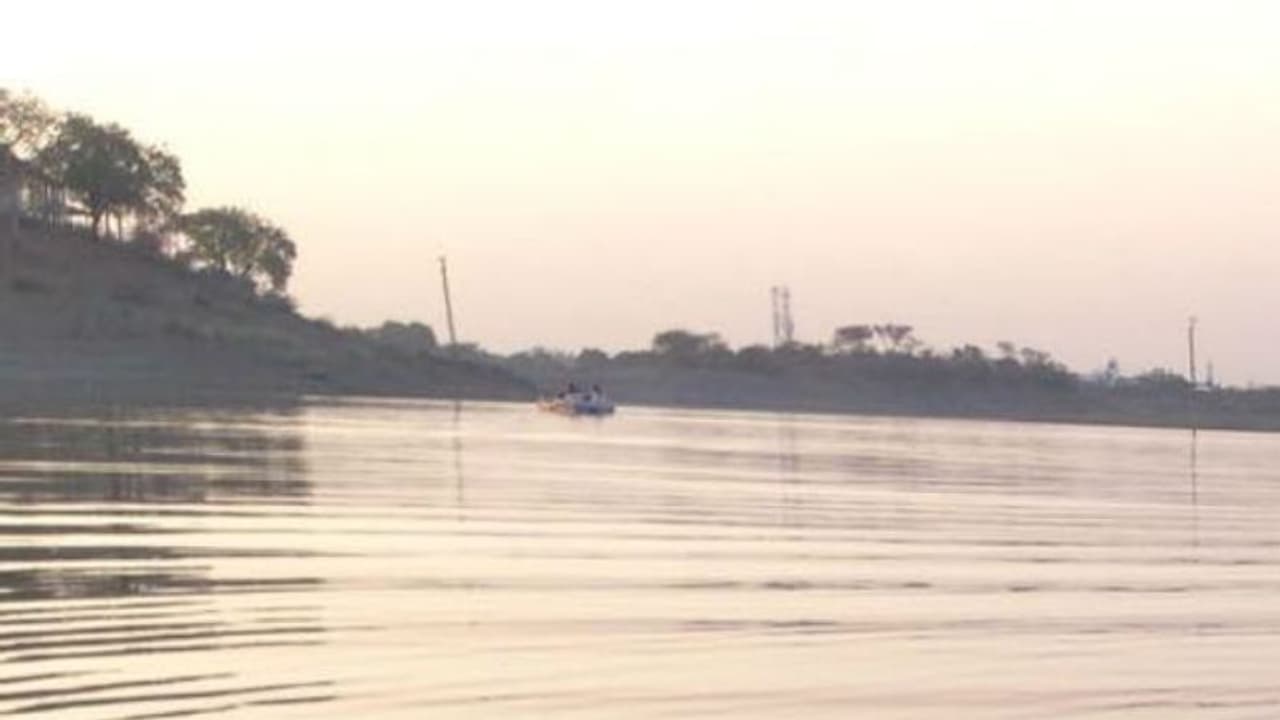 സെല്ഫിയെടുക്കാന് ശ്രമിക്കുന്നതിനിടെ തടാകത്തില് വീണു; പോളിടെക്നിക്ക് വിദ്യാര്ത്ഥികള് മരിച്ചു സെല്ഫിയെടുക്കാന് ശ്രമിക്കുന്നതിനിടെ തടാകത്തില് വീണു; പോളിടെക്നിക്ക് വിദ്യാര്ത്ഥികള് മരിച്ചു