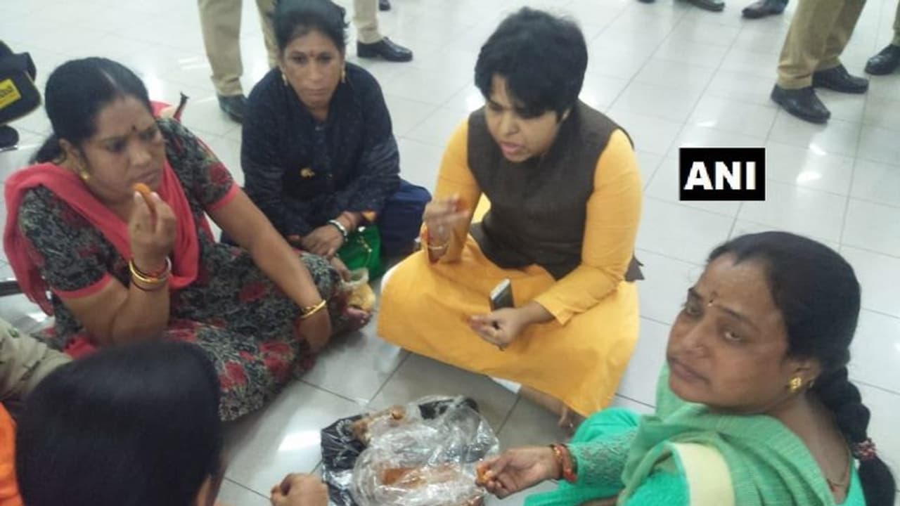 വിമാനത്താവളത്തില് നിലത്തിരുന്ന് ഭക്ഷണം കഴിച്ച് തൃപ്തി; പുറത്ത് പ്രതിഷേധം ശക്തം വിമാനത്താവളത്തില് നിലത്തിരുന്ന് ഭക്ഷണം കഴിച്ച് തൃപ്തി; പുറത്ത് പ്രതിഷേധം ശക്തം