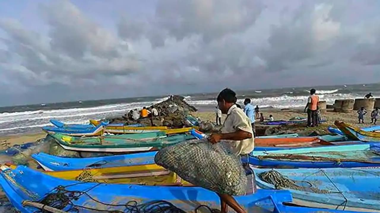 ഗജ ചുഴലിക്കാറ്റ്: തമിഴ്നാട്ടിലെ തീരപ്രദേശത്ത് നിന്ന് ആയിരക്കണക്കിന് ആളുകളെ മാറ്റിപ്പാര്പ്പിച്ചു ഗജ ചുഴലിക്കാറ്റ്: തമിഴ്നാട്ടിലെ തീരപ്രദേശത്ത് നിന്ന് ആയിരക്കണക്കിന് ആളുകളെ മാറ്റിപ്പാര്പ്പിച്ചു