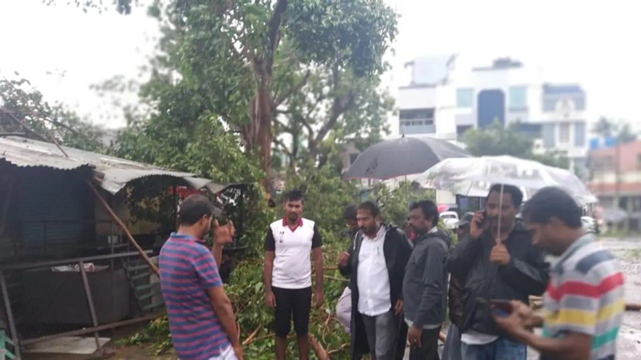 கஜா புயல் நிவாரணத்தில் ஊழல்... அம்பலமானது அதிகாரிகளின் அழிச்சாட்டியம்..! கஜா புயல் நிவாரணத்தில் ஊழல்... அம்பலமானது அதிகாரிகளின் அழிச்சாட்டியம்..!