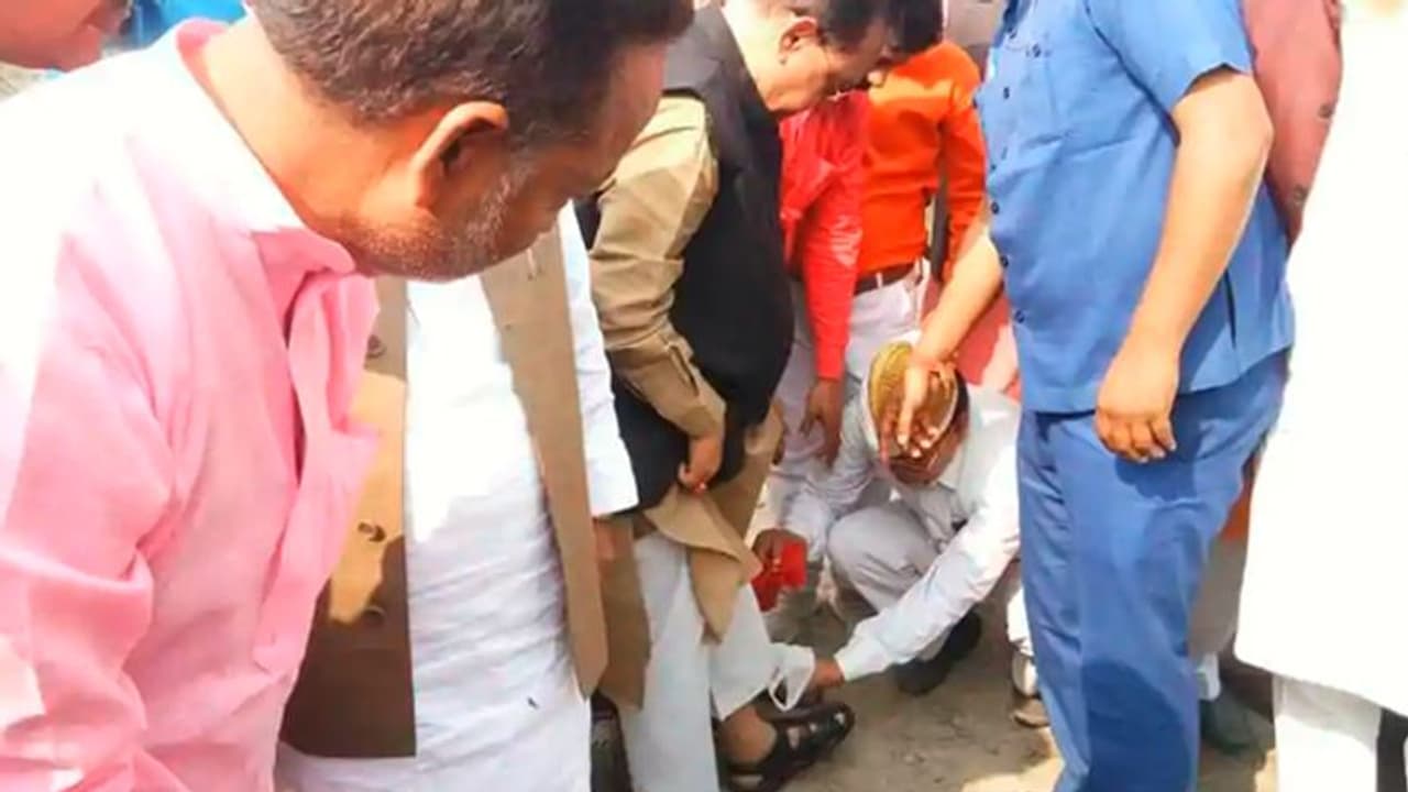 ഉത്തർപ്രദേശിൽ മന്ത്രി രാജേന്ദ്ര പ്രതാപ് സിംഗിന്റെ ചെരുപ്പ് വൃത്തിയാക്കി ജീവനക്കാരൻ ഉത്തർപ്രദേശിൽ മന്ത്രി രാജേന്ദ്ര പ്രതാപ് സിംഗിന്റെ ചെരുപ്പ് വൃത്തിയാക്കി ജീവനക്കാരൻ