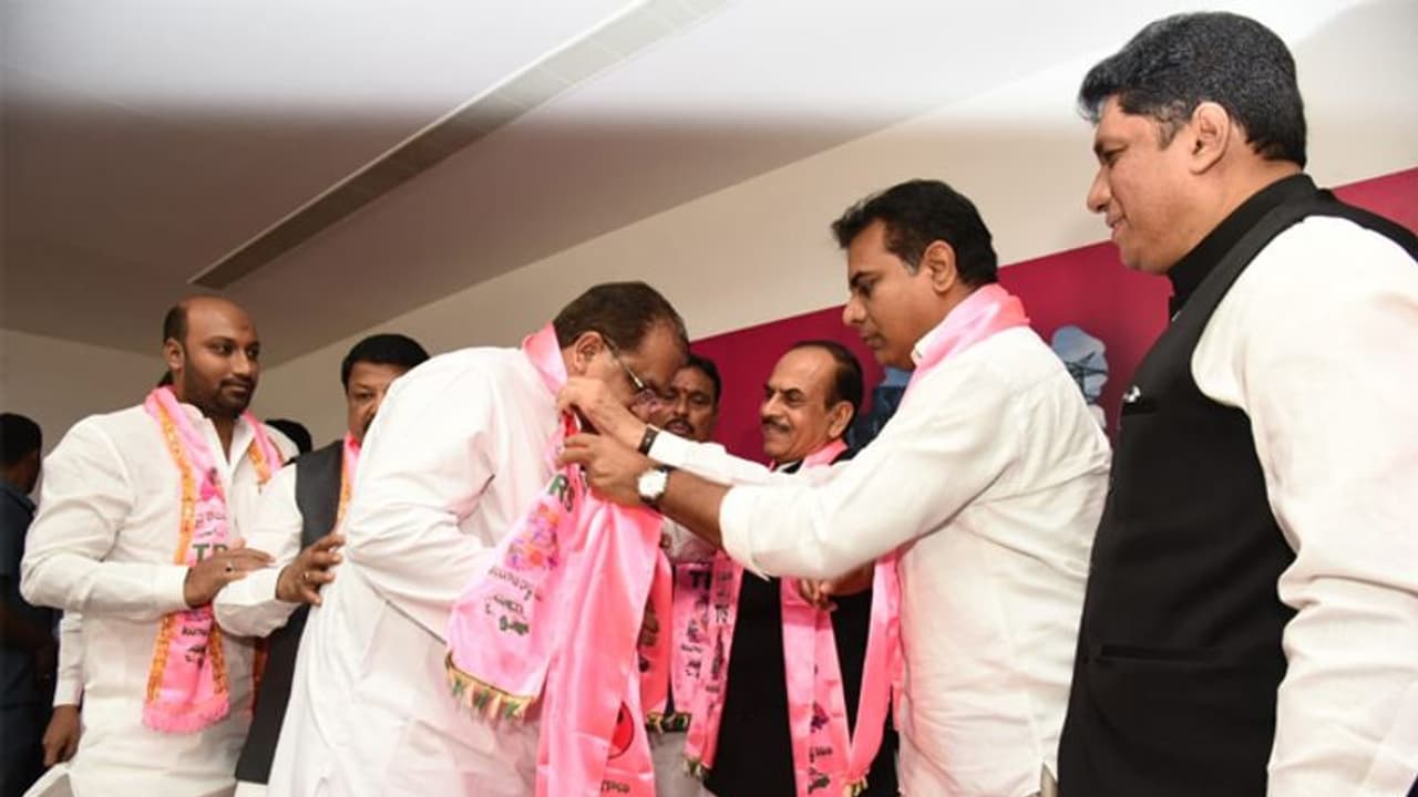 కాంగ్రెస్ కి షాక్, కేటీఆర్ సమక్షంలో టీఆర్ఎస్ లోకి సీనియర్ నేతలు కాంగ్రెస్ కి షాక్, కేటీఆర్ సమక్షంలో టీఆర్ఎస్ లోకి సీనియర్ నేతలు