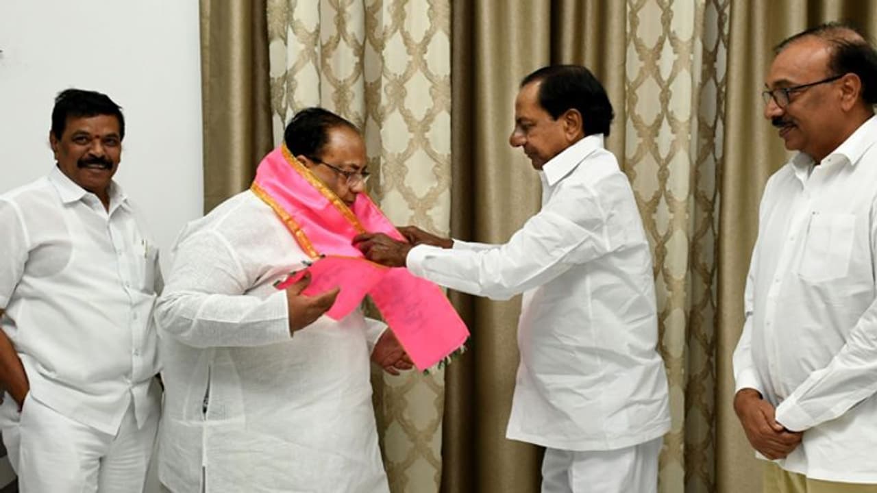 కాంగ్రెస్లో టికెట్ల లొల్లి...టీఆర్ఎస్లో చేరిన మాజీ ఎమ్మెల్యే కాంగ్రెస్లో టికెట్ల లొల్లి...టీఆర్ఎస్లో చేరిన మాజీ ఎమ్మెల్యే