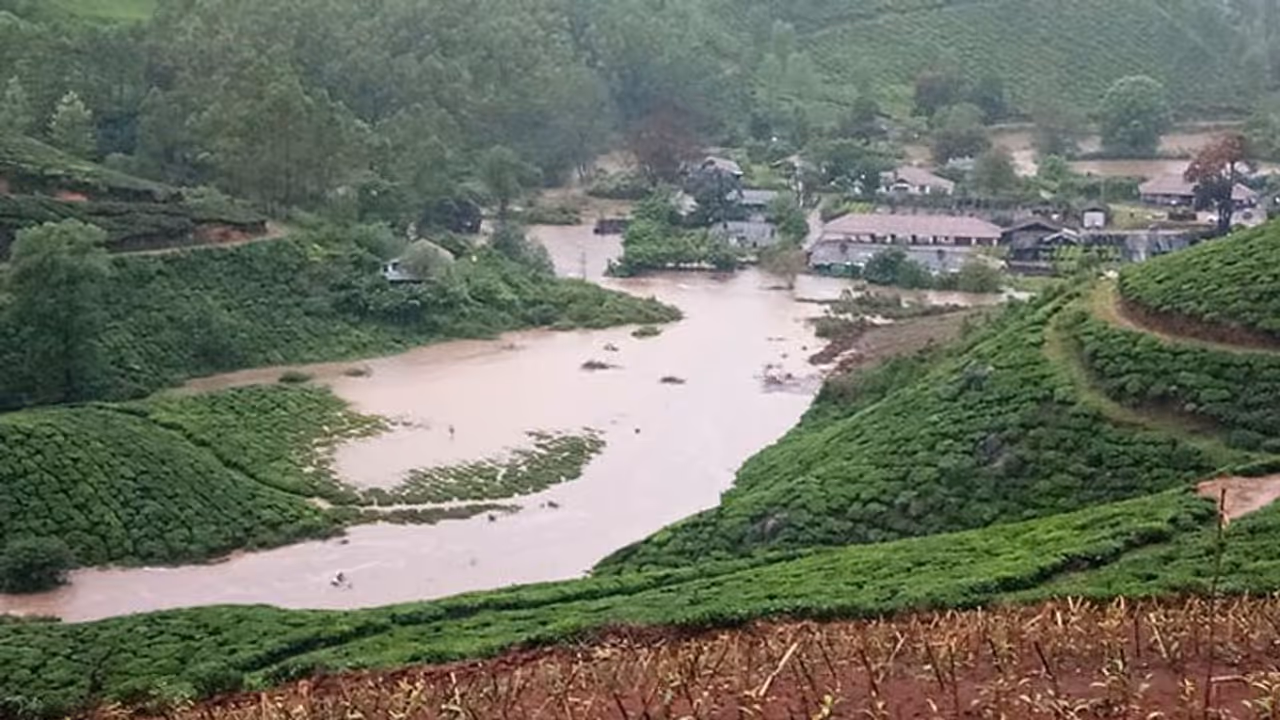കനത്ത മഴ; കണ്ണൻദേവൻ കമ്പനിയുടെ നെറ്റിക്കുടി ഡിവിഷൻ വെള്ളത്തിലായി കനത്ത മഴ; കണ്ണൻദേവൻ കമ്പനിയുടെ നെറ്റിക്കുടി ഡിവിഷൻ വെള്ളത്തിലായി