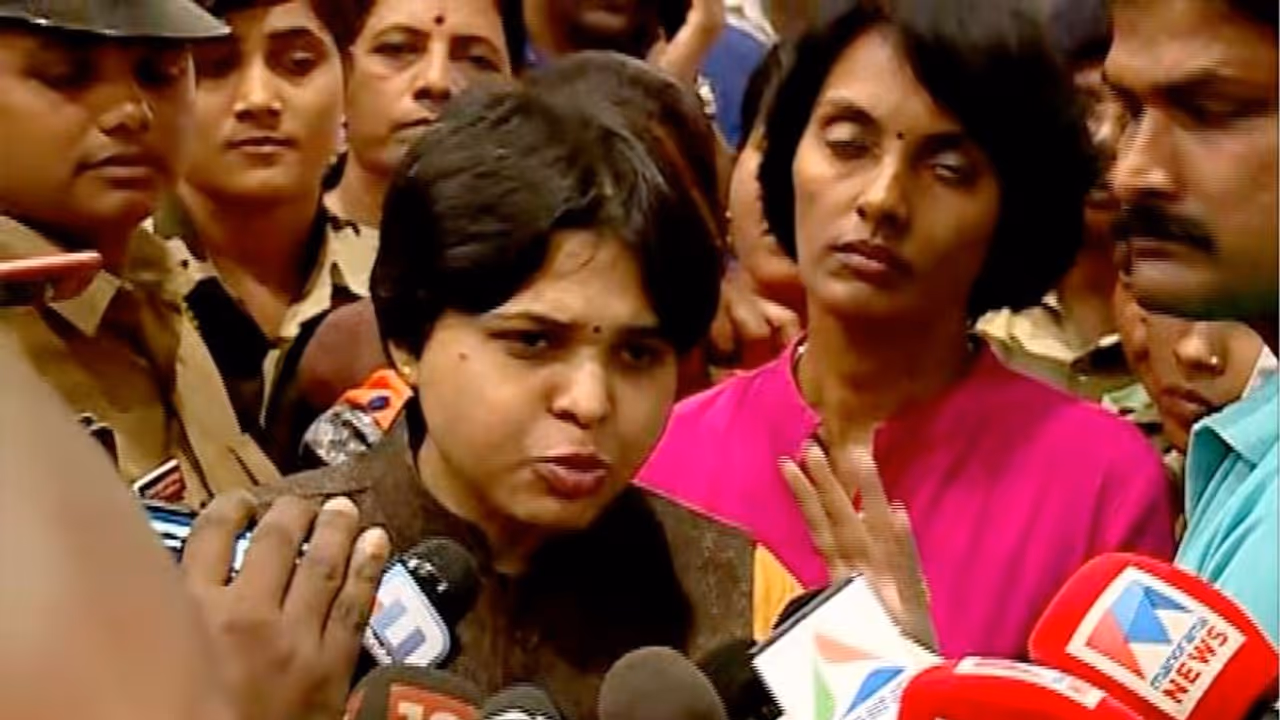 ಶಬರಿಮಲೆಯಿಂದ ವಾಪಸಾದ ತೃಪ್ತಿ ದೇಸಾಯಿ : ಮುಂದಿನ ಪ್ಲಾನ್ ಏನು..? ಶಬರಿಮಲೆಯಿಂದ ವಾಪಸಾದ ತೃಪ್ತಿ ದೇಸಾಯಿ : ಮುಂದಿನ ಪ್ಲಾನ್ ಏನು..?