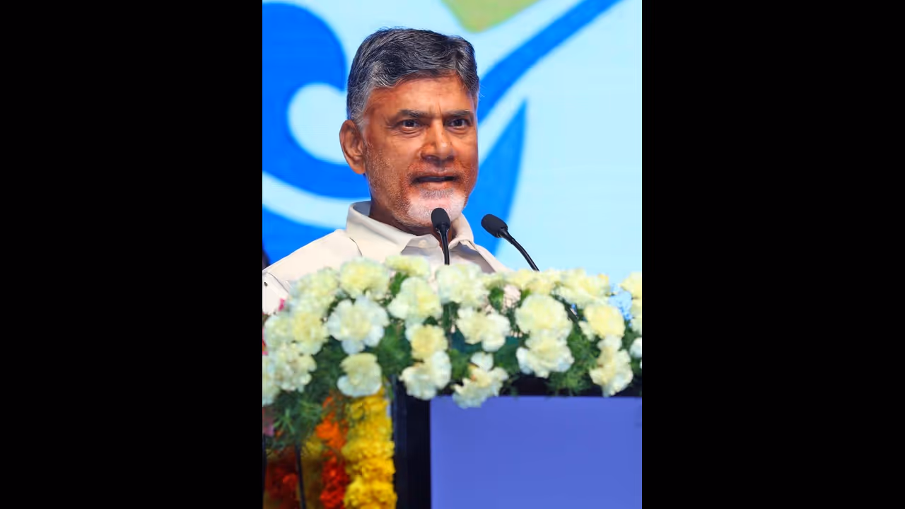 తెలంగాణ ముందు నవ్వులపాలు... వారి పోరాటమే స్పూర్తిగా...: చంద్రబాబు తెలంగాణ ముందు నవ్వులపాలు... వారి పోరాటమే స్పూర్తిగా...: చంద్రబాబు