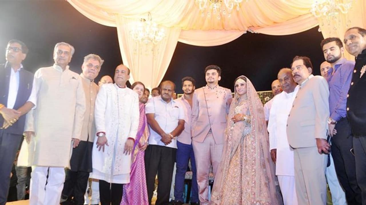 ಫಾರೂಕ್ ಪುತ್ರಿಯ ಅದ್ಧೂರಿ ವಿವಾಹ: ಗೌಡರ ಕುಟುಂಬವೇ ಹಾಜರ್! ಫಾರೂಕ್ ಪುತ್ರಿಯ ಅದ್ಧೂರಿ ವಿವಾಹ: ಗೌಡರ ಕುಟುಂಬವೇ ಹಾಜರ್!