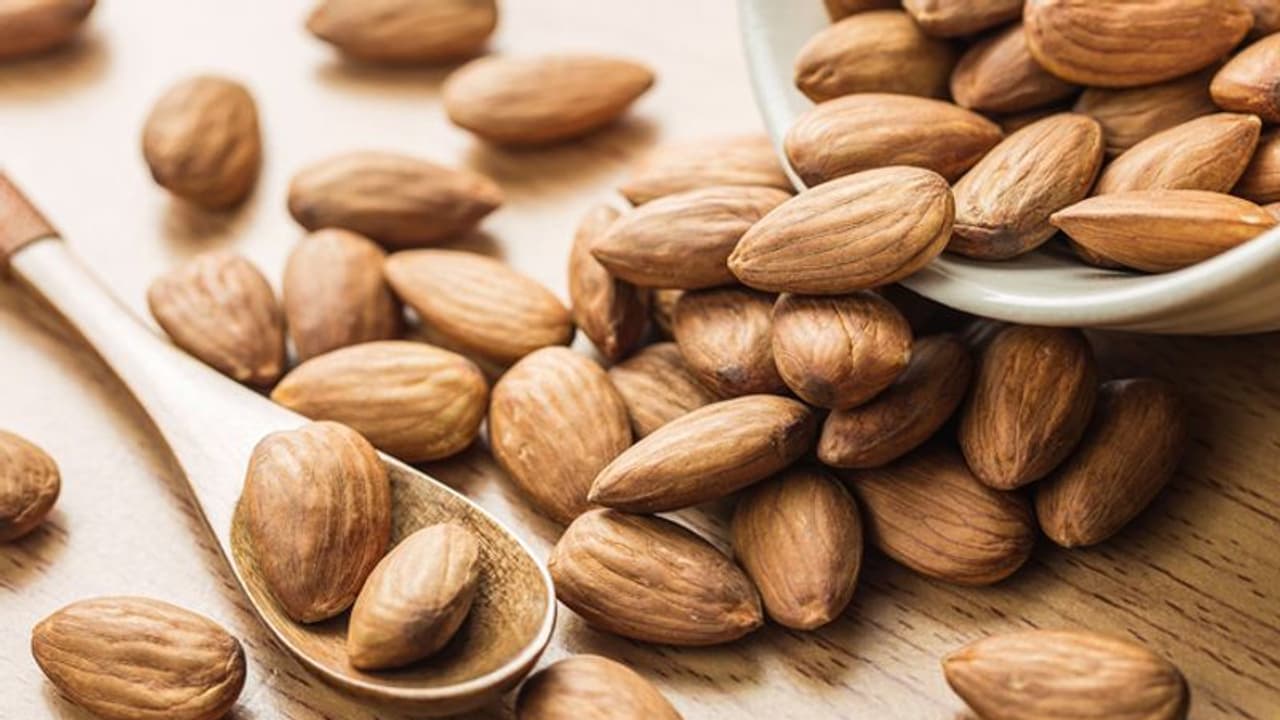 മുഖം തിളക്കമുള്ളതാക്കാൻ മൂന്ന് തരം ബദാം ഫേസ് പാക്കുകൾ മുഖം തിളക്കമുള്ളതാക്കാൻ മൂന്ന് തരം ബദാം ഫേസ് പാക്കുകൾ