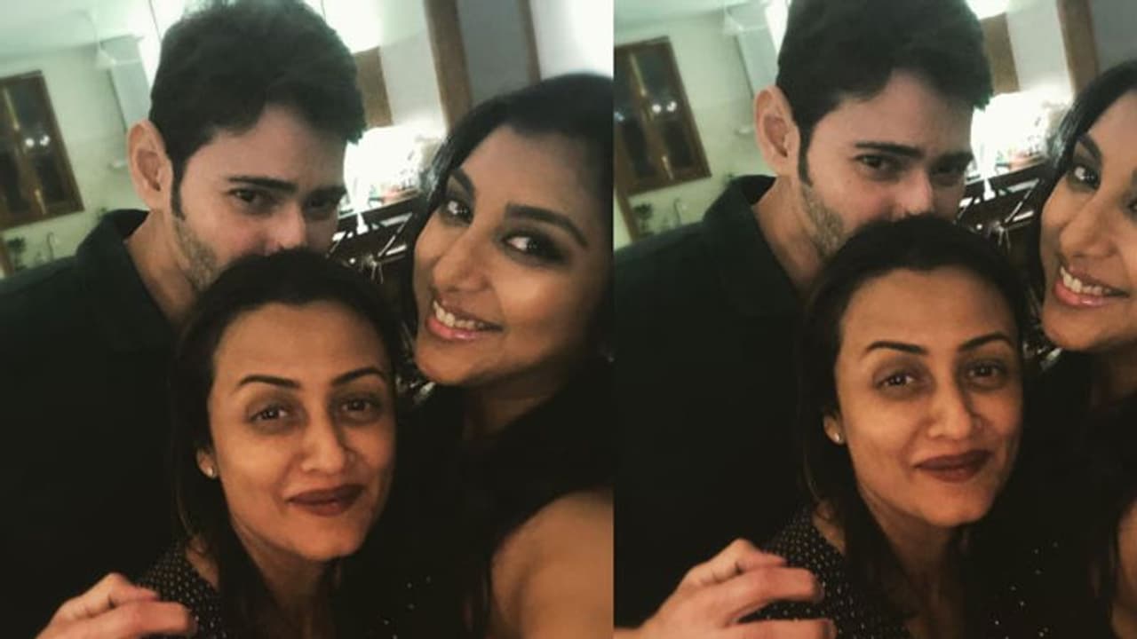 వైరల్ ఫొటో: భార్య వెనక దాక్కున్న మహేష్,కారణం అదే వైరల్ ఫొటో: భార్య వెనక దాక్కున్న మహేష్,కారణం అదే