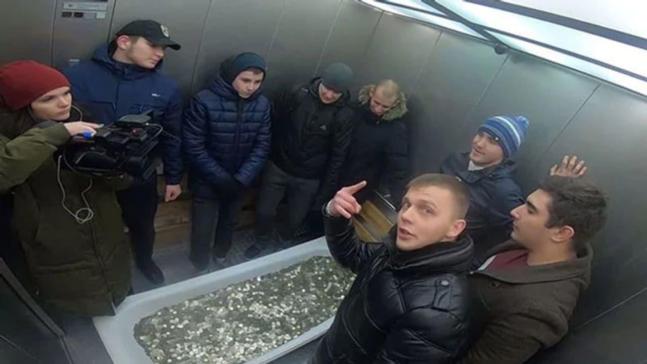 ಐಫೋನ್‌ಗಾಗಿ ಬಾತ್‌ಟಬ್‌ ತುಂಬಾ ನಾಣ್ಯ ಒಯ್ದರು!