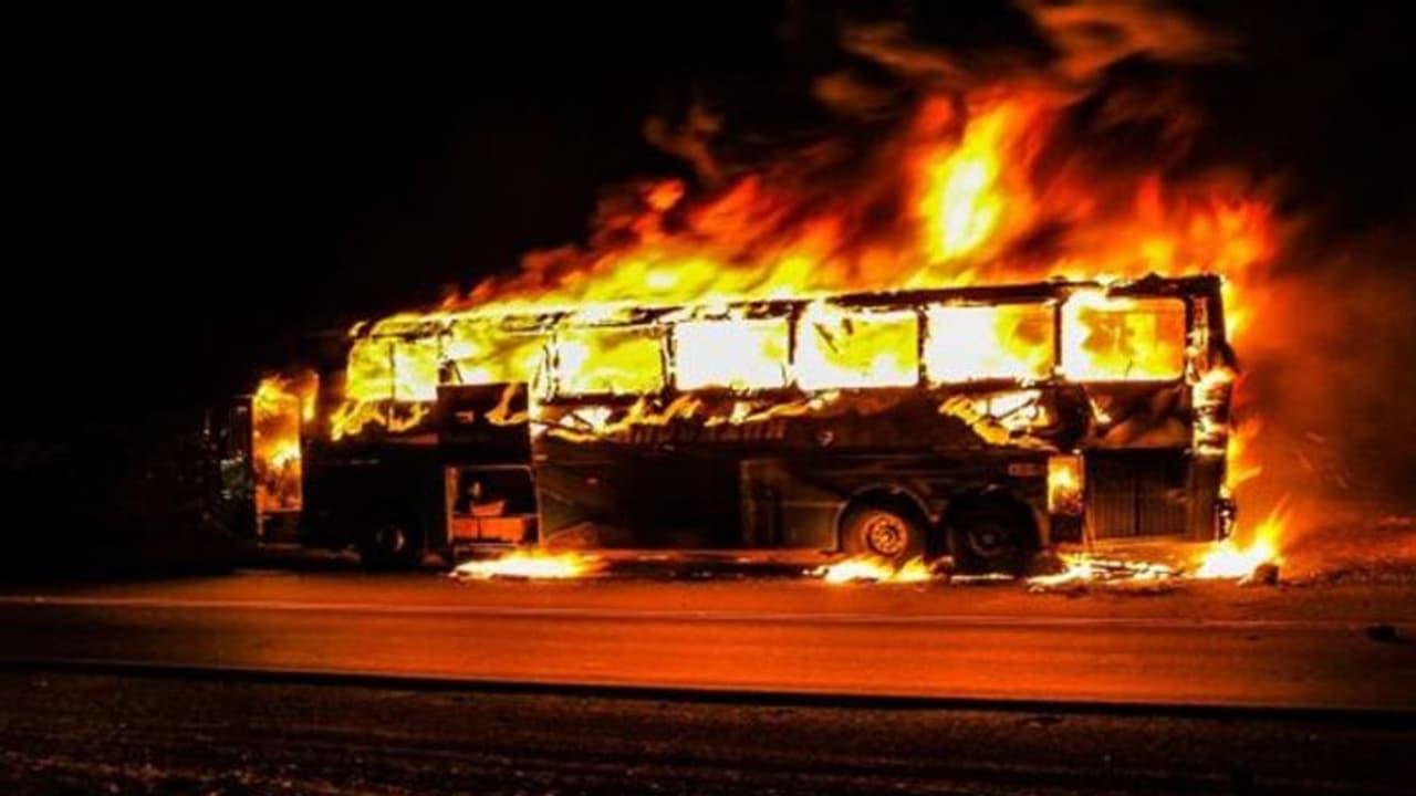 ಖಾನಾಪುರ ಬಳಿ ಅಪಘಾತ: ಸುಟ್ಟು ಕರಕಲಾದ ಬಸ್ ಖಾನಾಪುರ ಬಳಿ ಅಪಘಾತ: ಸುಟ್ಟು ಕರಕಲಾದ ಬಸ್
