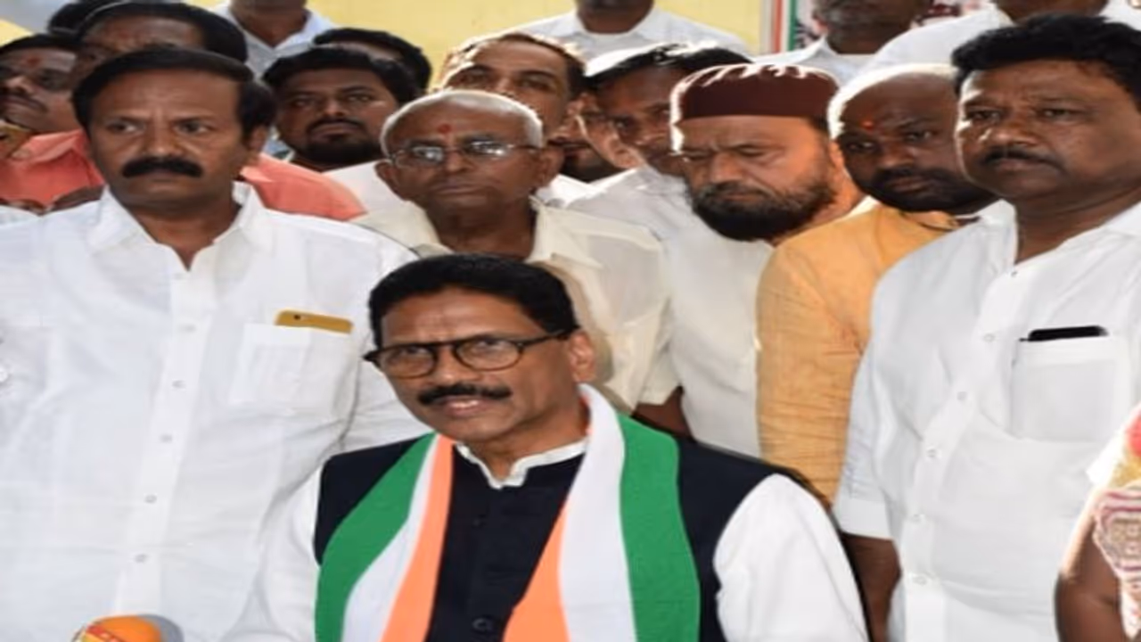 కాంగ్రెస్ లో సీట్ల లొల్లి: పార్టీ మారే యోచనలో మర్రి శశిధర్ రెడ్డి...? కాంగ్రెస్ లో సీట్ల లొల్లి: పార్టీ మారే యోచనలో మర్రి శశిధర్ రెడ్డి...?