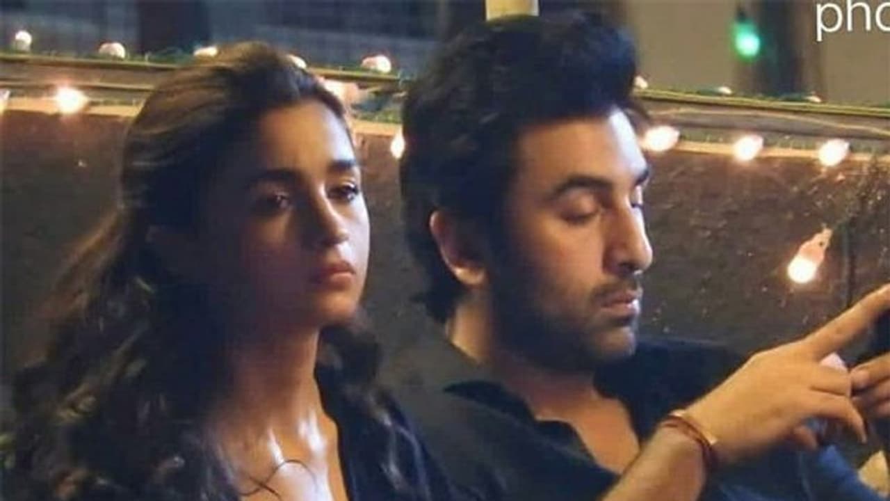 ಗರ್ಲ್ಫ್ರೆಂಡ್ಗಿಂತ ಮೊಬೈಲೇ ಹೆಚ್ಚಾಯ್ತಾ ? ಅಲಿಯಾ ಅತ್ತರೂ ಕೇರ್ ಮಾಡದ ರಣವೀರ್! ಗರ್ಲ್ಫ್ರೆಂಡ್ಗಿಂತ ಮೊಬೈಲೇ ಹೆಚ್ಚಾಯ್ತಾ ? ಅಲಿಯಾ ಅತ್ತರೂ ಕೇರ್ ಮಾಡದ ರಣವೀರ್!