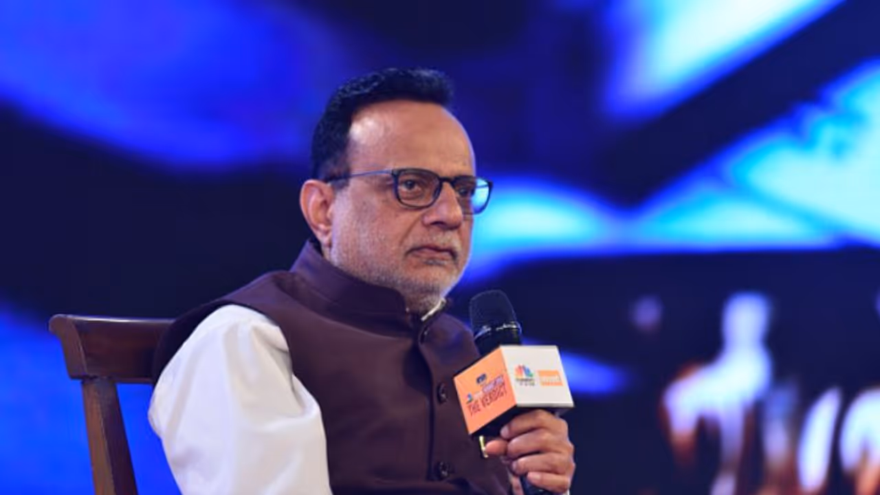 Hasmukh Adhia to retire on November 30; Arun Jaitley commends his contributions Hasmukh Adhia to retire on November 30; Arun Jaitley commends his contributions