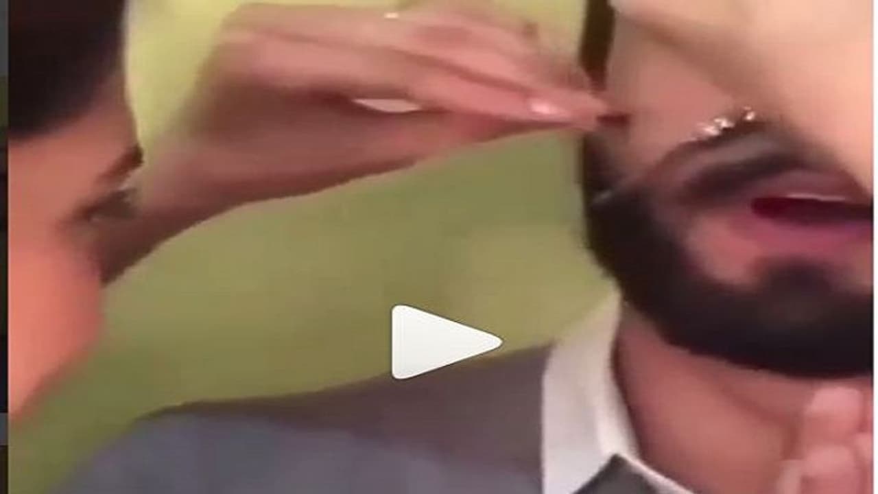 ಮದುವೆಯಾಗುತ್ತಲೇ ಕಿರಿಕ್.. ಗಂಡನ ಮೀಸೆ ಕತ್ತರಿಸಿದ ದೀಪಿಕಾ! ಮದುವೆಯಾಗುತ್ತಲೇ ಕಿರಿಕ್.. ಗಂಡನ ಮೀಸೆ ಕತ್ತರಿಸಿದ ದೀಪಿಕಾ!