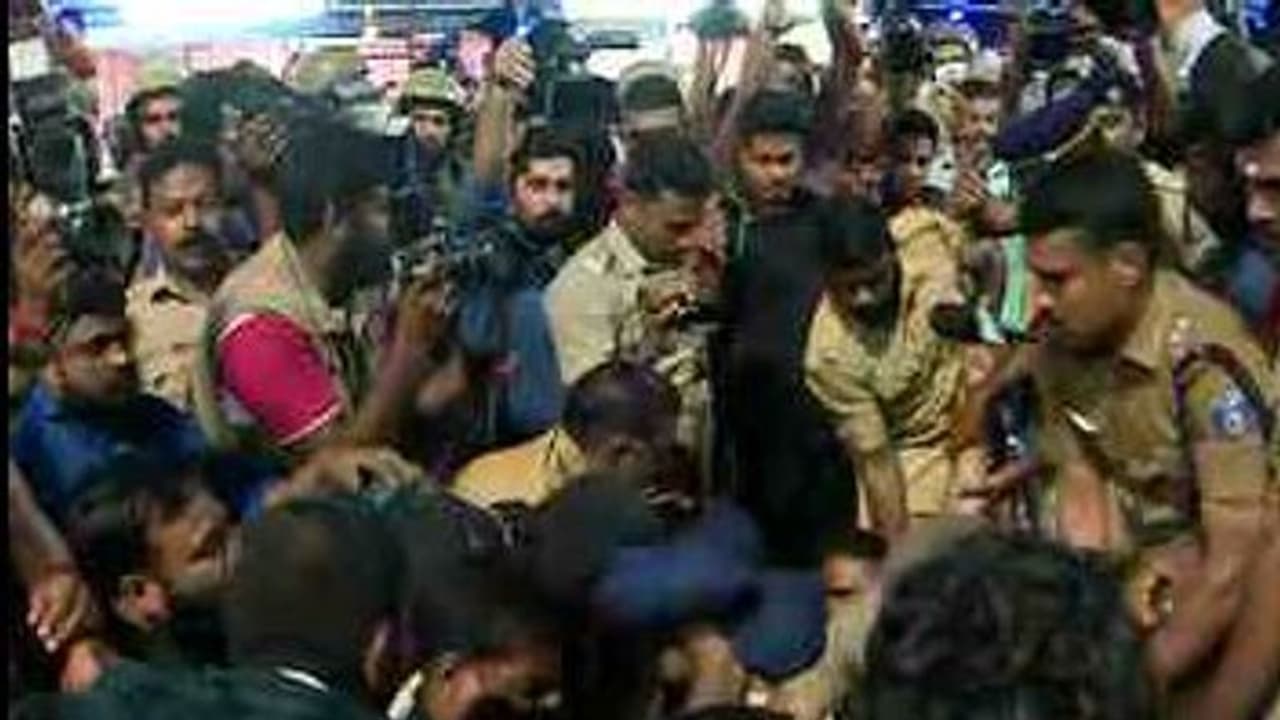 ശബരിമലയില് പൊലീസ് പ്രകോപനമുണ്ടാക്കിയിട്ടില്ല, യഥാര്ത്ഥ ഭക്തര്ക്ക് പ്രശ്നമില്ല; സര്ക്കാര് ഹൈക്കോടതിയില് ശബരിമലയില് പൊലീസ് പ്രകോപനമുണ്ടാക്കിയിട്ടില്ല, യഥാര്ത്ഥ ഭക്തര്ക്ക് പ്രശ്നമില്ല; സര്ക്കാര് ഹൈക്കോടതിയില്