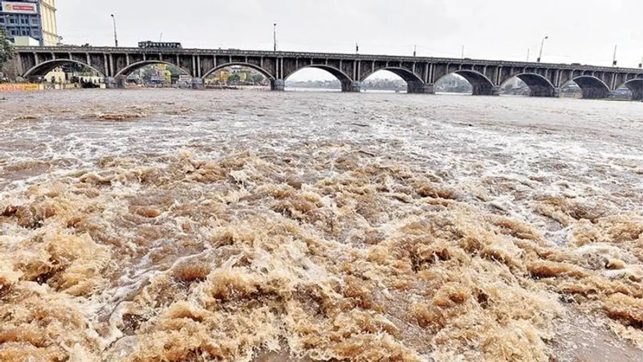 வைகையில் கரைபுரண்டு ஓடும் வெள்ளம்..! தரைப்பாலத்தில் போக்குவரத்து தடை..! வைகையில் கரைபுரண்டு ஓடும் வெள்ளம்..! தரைப்பாலத்தில் போக்குவரத்து தடை..!
