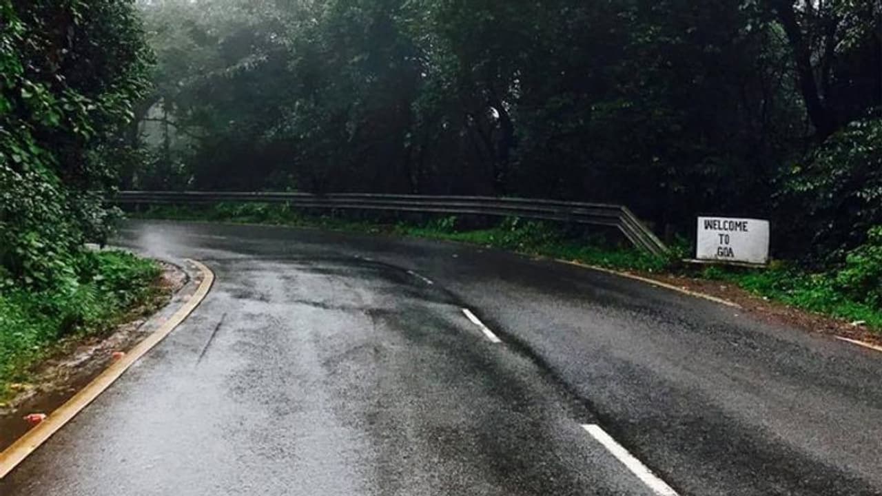 ಗೋವಾ ಮಾರ್ಗದಲ್ಲಿ ಭಾರೀ ವಾಹನಗಳ ಸಂಚಾರ ನಿಷೇಧ ಗೋವಾ ಮಾರ್ಗದಲ್ಲಿ ಭಾರೀ ವಾಹನಗಳ ಸಂಚಾರ ನಿಷೇಧ