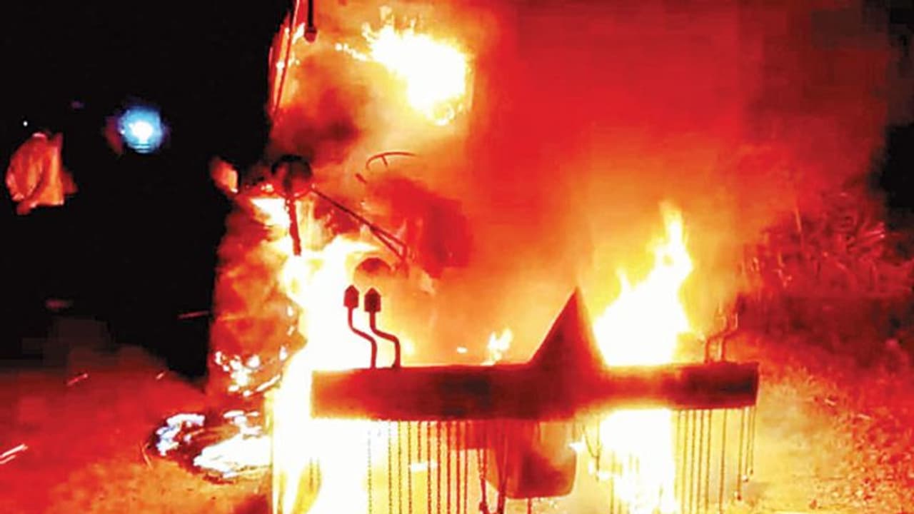 ರೈತರ ಕಿಚ್ಚಿಗೆ 2 ಟ್ರ್ಯಾಕ್ಟರ್‌ ಭಸ್ಮ