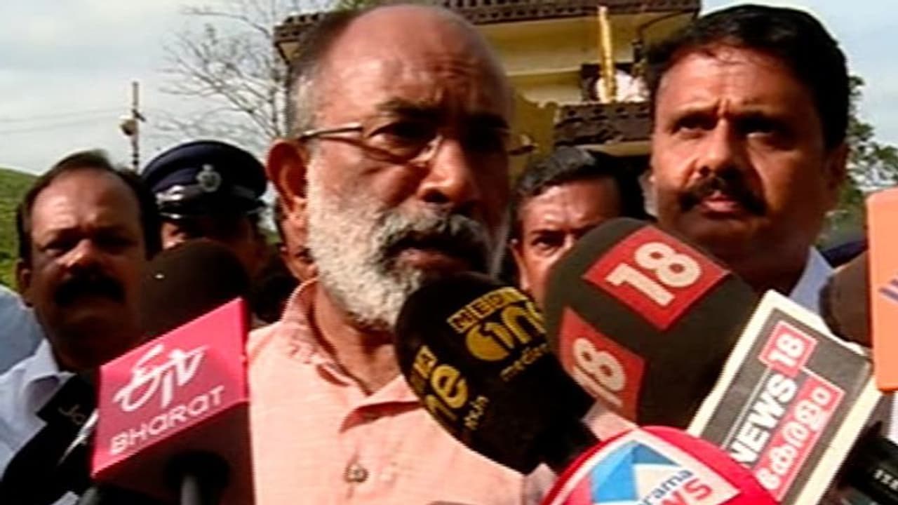 ജോലി ചെയ്യാൻ ബംഗാളി ; ഫോണെടുത്ത് ആളെ വധിക്കലാണ് മലയാളിയുടെ പണിയെന്ന് പരിഹസിച്ച് കണ്ണന്താനം ജോലി ചെയ്യാൻ ബംഗാളി ; ഫോണെടുത്ത് ആളെ വധിക്കലാണ് മലയാളിയുടെ പണിയെന്ന് പരിഹസിച്ച് കണ്ണന്താനം