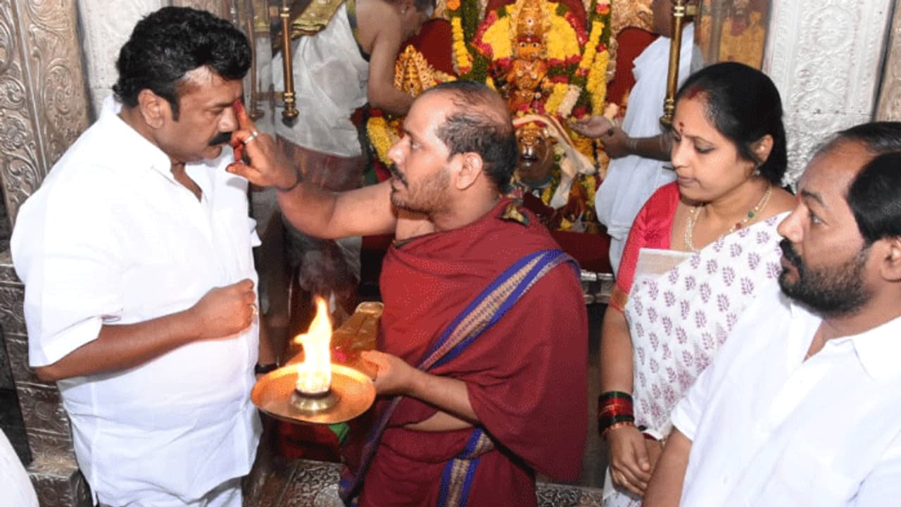 ఏపీలో తలసాని పర్యటన ఎఫెక్ట్.. దుర్గ గుడిలో ఆంక్షలు ఏపీలో తలసాని పర్యటన ఎఫెక్ట్.. దుర్గ గుడిలో ఆంక్షలు