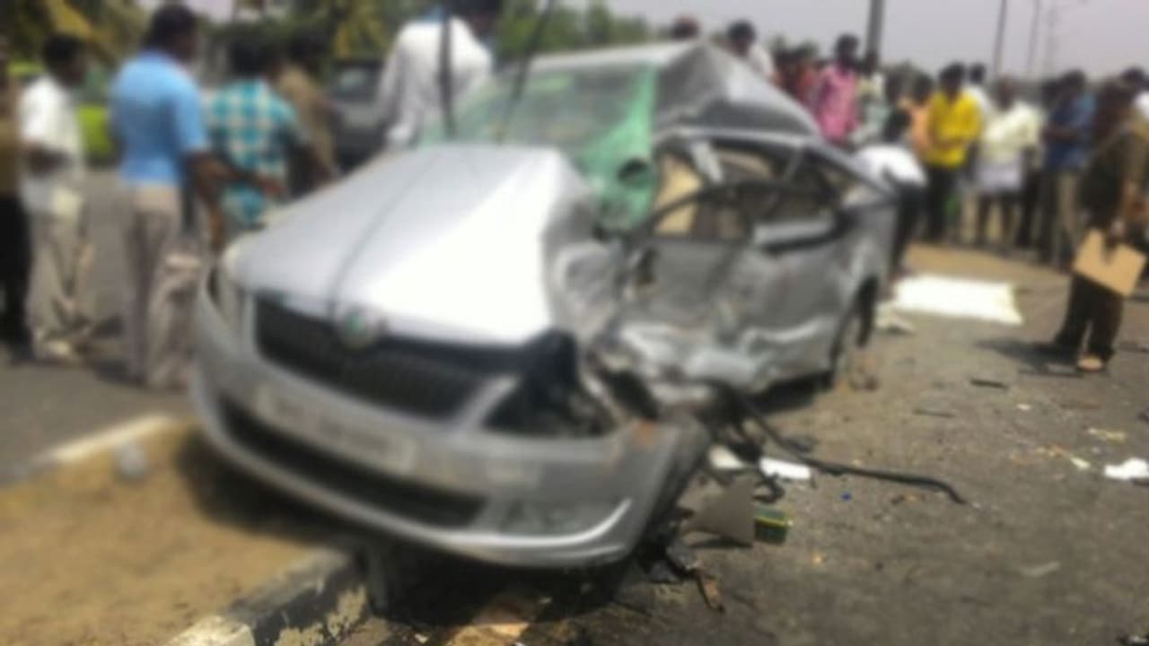 నెల్లూరులో కారు భీభత్సం... ఆరుగురికి తీవ్ర గాయాలు నెల్లూరులో కారు భీభత్సం... ఆరుగురికి తీవ్ర గాయాలు