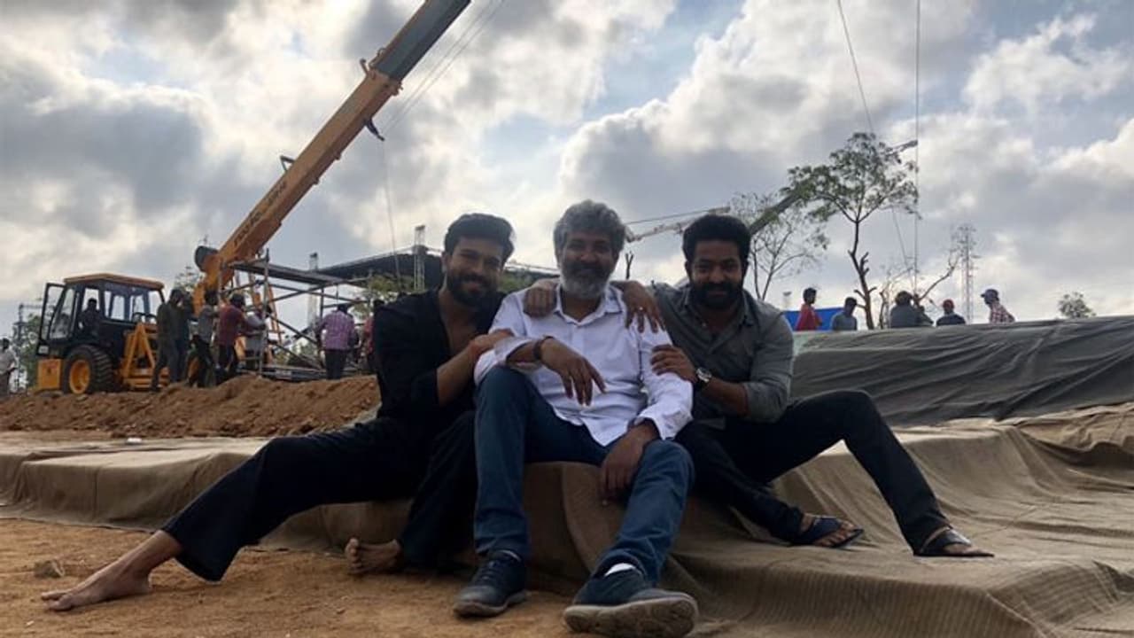 'RRR'ఆన్ లొకేషన్.. ఫోటో షేర్ చేసిన రాజమౌళి! 'RRR'ఆన్ లొకేషన్.. ఫోటో షేర్ చేసిన రాజమౌళి!