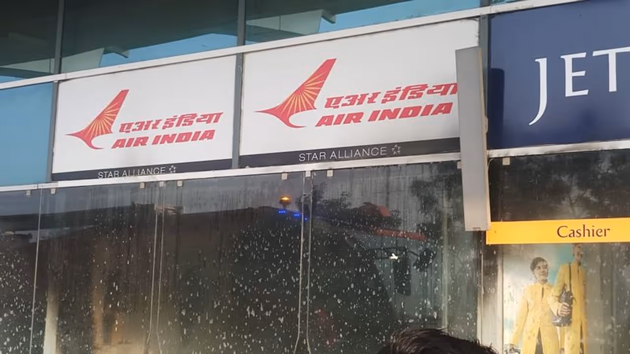 Massive fire at Varanasi's Lal Bahadur Shastri International Airport; probe underway Massive fire at Varanasi's Lal Bahadur Shastri International Airport; probe underway