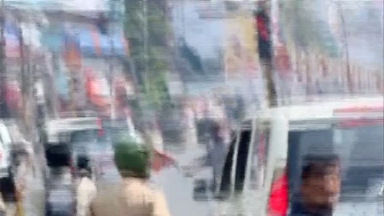 മുഖ്യമന്ത്രിക്കെതിരെ കരിങ്കൊടി; രണ്ട് യൂത്ത് കോണ്ഗ്രസ് പ്രവര്ത്തകര് കസ്റ്റഡിയില് മുഖ്യമന്ത്രിക്കെതിരെ കരിങ്കൊടി; രണ്ട് യൂത്ത് കോണ്ഗ്രസ് പ്രവര്ത്തകര് കസ്റ്റഡിയില്