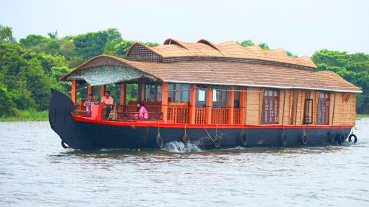 ಕೇರಳ ಹೌಸ್ಬೋಟ್ಗಳು ಇನ್ನೂ ಕ್ವಾರಂಟೈನ್ ಹೋಮ್..! ಕೇರಳ ಹೌಸ್ಬೋಟ್ಗಳು ಇನ್ನೂ ಕ್ವಾರಂಟೈನ್ ಹೋಮ್..!