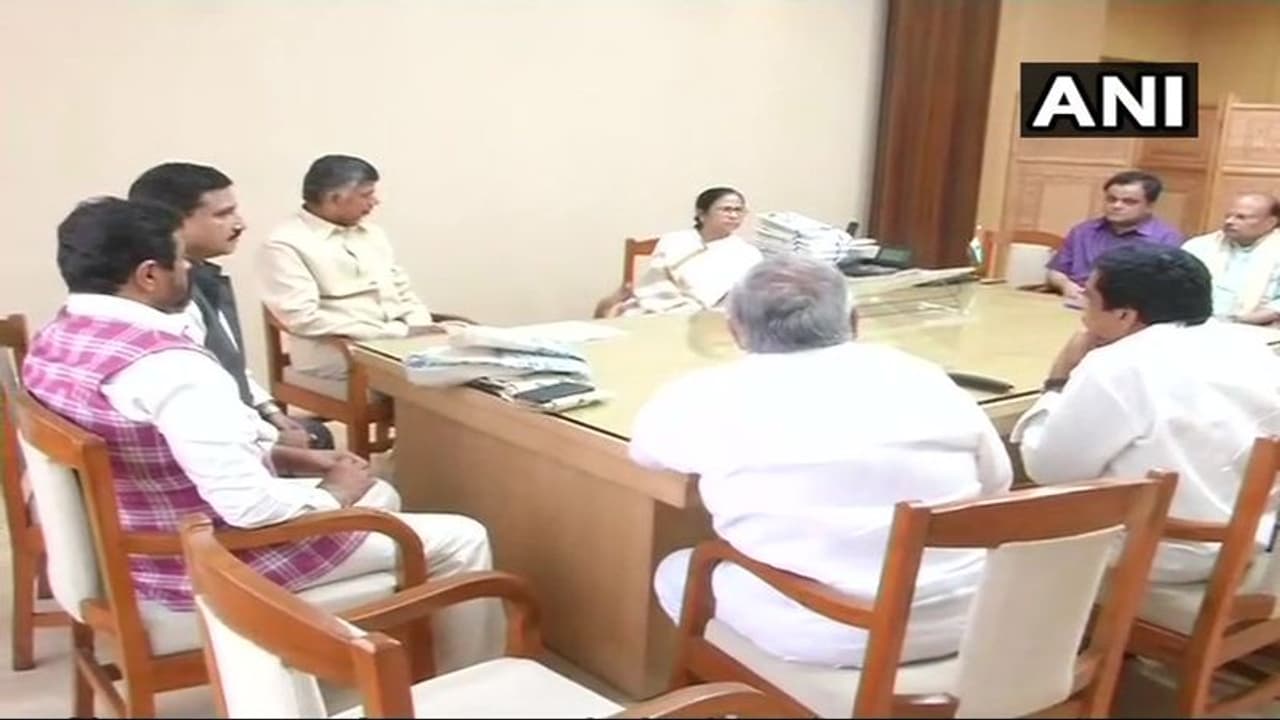 ప్రజాస్వామ్య రక్షణకు కలుస్తున్నాం: చంద్రబాబు ప్రజాస్వామ్య రక్షణకు కలుస్తున్నాం: చంద్రబాబు