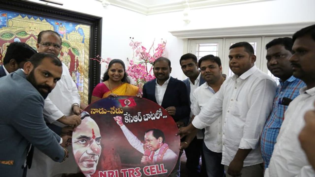 "టీఆర్ఎస్ పార్టీ కెసిఆర్" డాక్యుమెంటరీ సీడీని ఆవిష్కరించిన కవిత "టీఆర్ఎస్ పార్టీ కెసిఆర్" డాక్యుమెంటరీ సీడీని ఆవిష్కరించిన కవిత