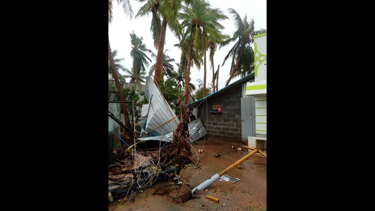 விடாது துரத்தும் பேய் மழை..! மீண்டும் அதிவேக காற்று மழை....முன்னெச்சரிக்கை நடவடிக்கை தீவிரம்...! விடாது துரத்தும் பேய் மழை..! மீண்டும் அதிவேக காற்று மழை....முன்னெச்சரிக்கை நடவடிக்கை தீவிரம்...!